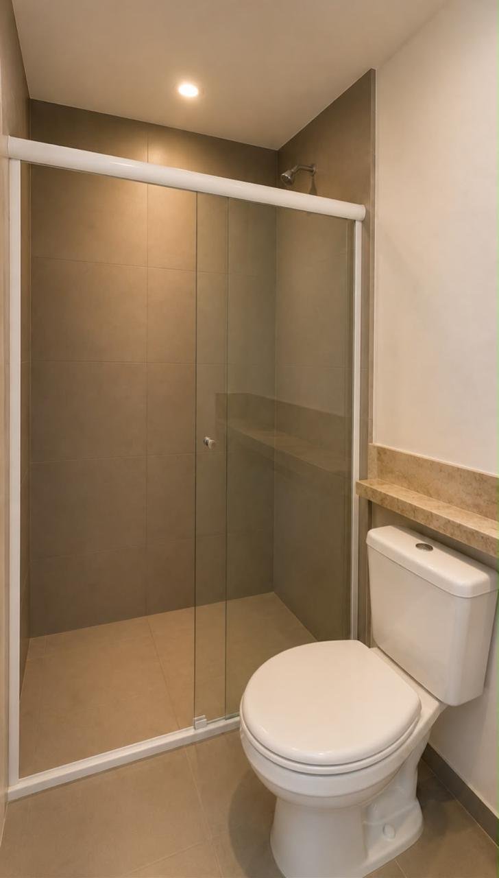 Banheiro interno de container com box de vidro e acabamento em porcelanato