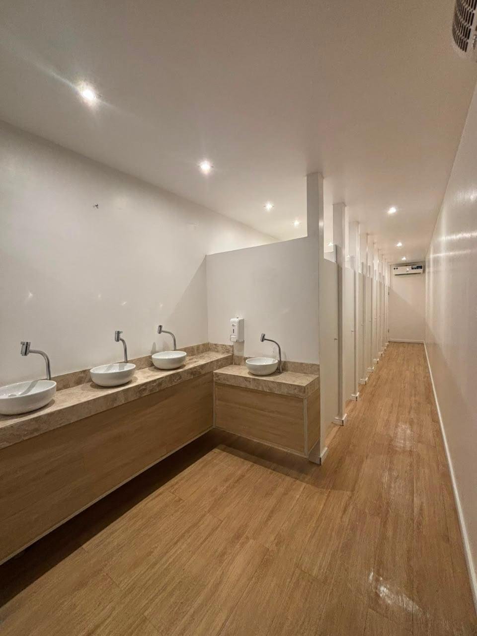 Container sanitário com bancadas, cubas e divisórias para obras e eventos